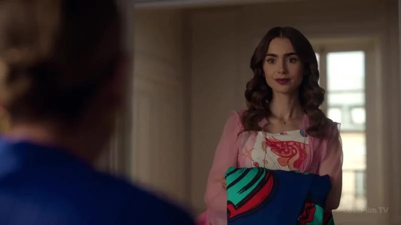 Кадры из сериала Эмили в Париже (2020)