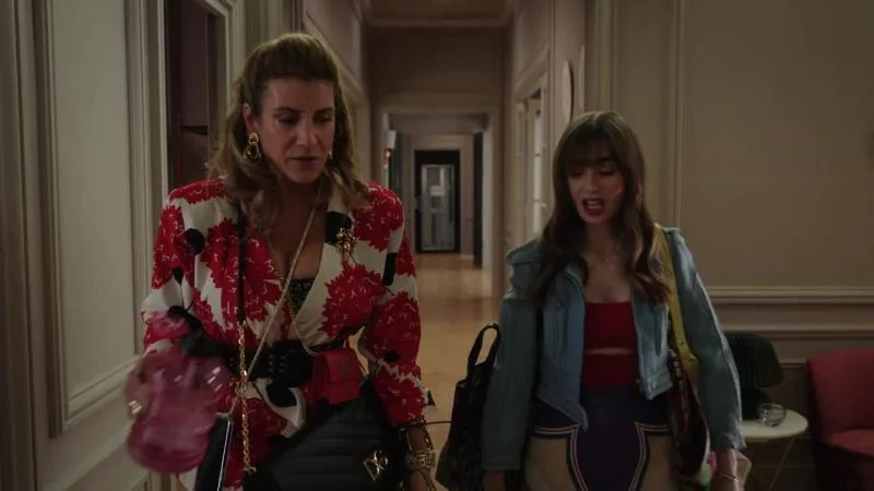 Кадры из сериала Эмили в Париже (2020)